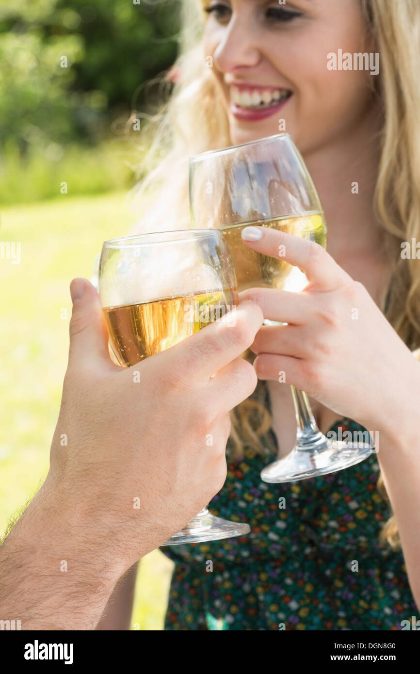 Frau ihr Glas mit ihrem Freund Klirren Stockfoto