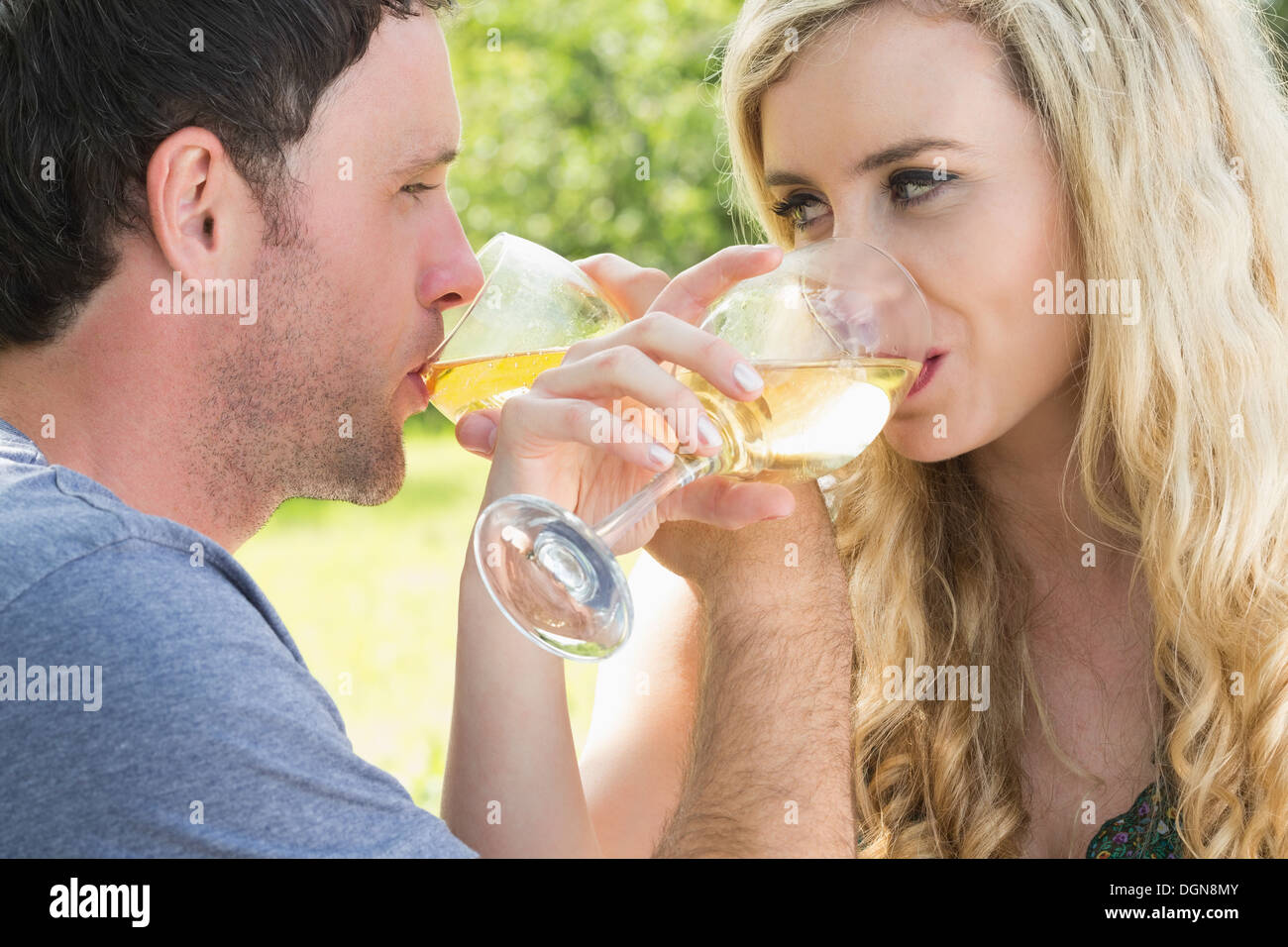 Junges Paar zusammen Wein trinken Stockfoto