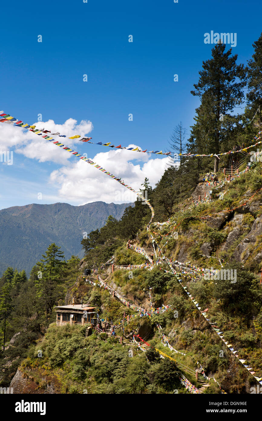 Bhutan, Paro-Tal, Gebetsfahnen über dem Weg zum Kloster Taktsang Lhakang (Tiger es Nest) Stockfoto