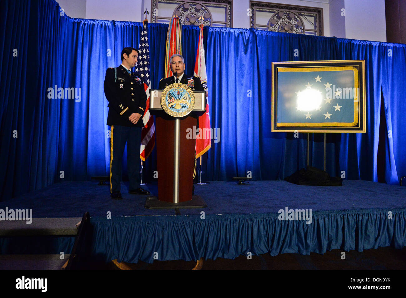 Stellvertretender Stabschef der Army General John F. Campbell, ehemalige US Army Captain William D. Swenson, Ehrenmedaille Empfänger, Stockfoto