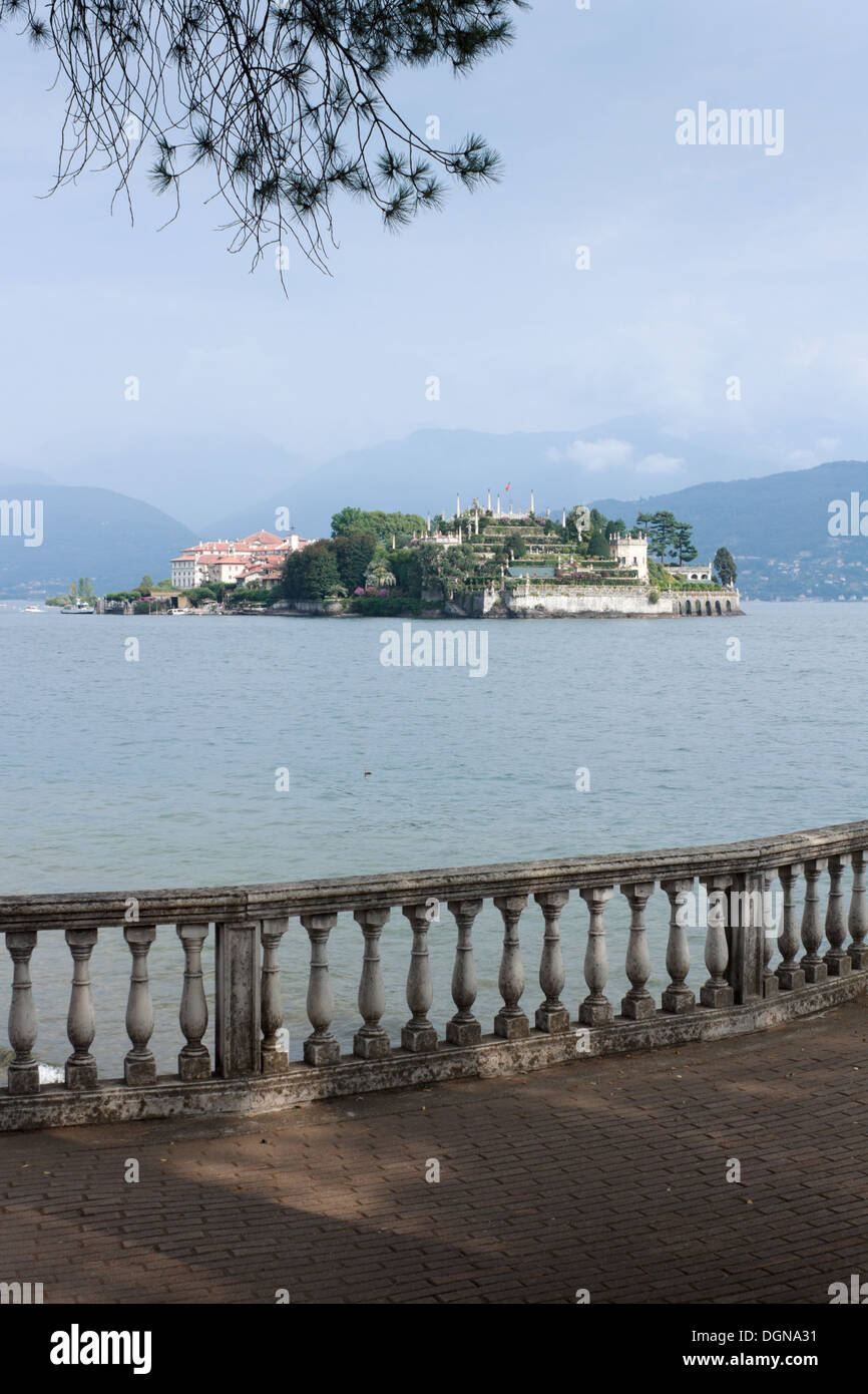 Der Borromäischen Insel Isola Bella, mit barocken Gärten und Palast, vom Ufer von Stresa, Lago Maggiore, Italien. Stockfoto