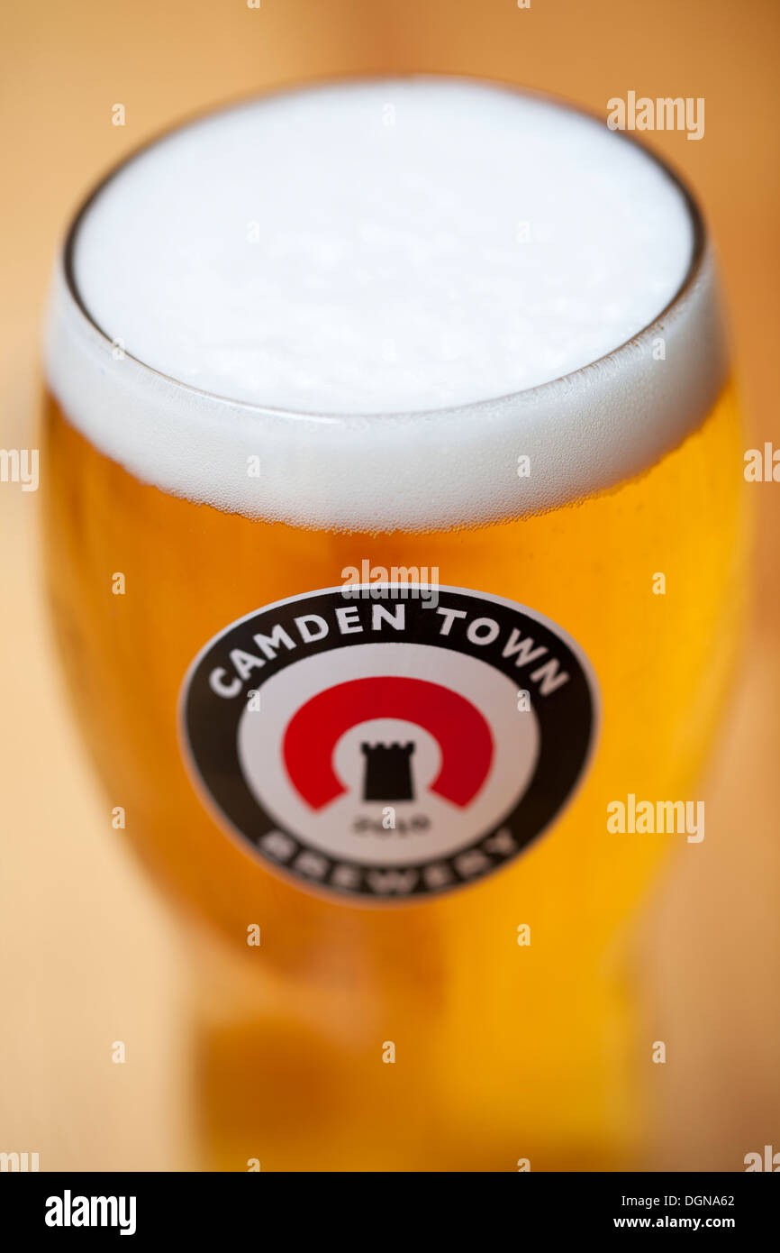 Pint Bier aus der Brauerei Camden Town Stockfoto