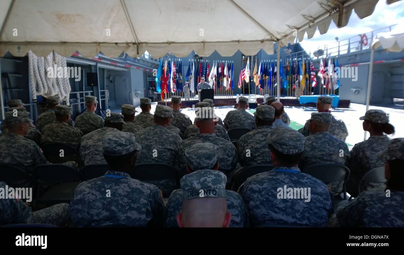 Generalmajor Stephen Lyons, Kommandierender general für die 8. Theater Sustainment Command, spricht zu einer Masse von Soldaten während der vierteljährlichen SGT Audie Murphy Club von Hawaii Induktion Zeremonie, Okt. 16, an Bord des Schiffes logistische Unterstützung 7, SSgt. Robert Stockfoto