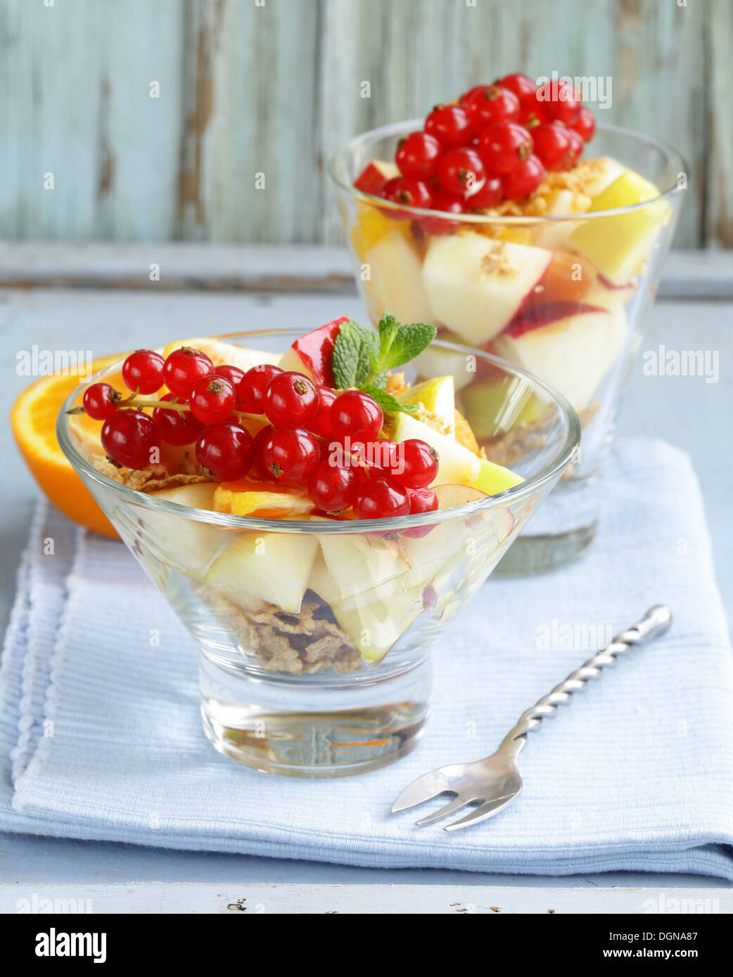 Obstsalat mit Orangen, Apfel und roten Johannisbeeren Stockfotografie ...