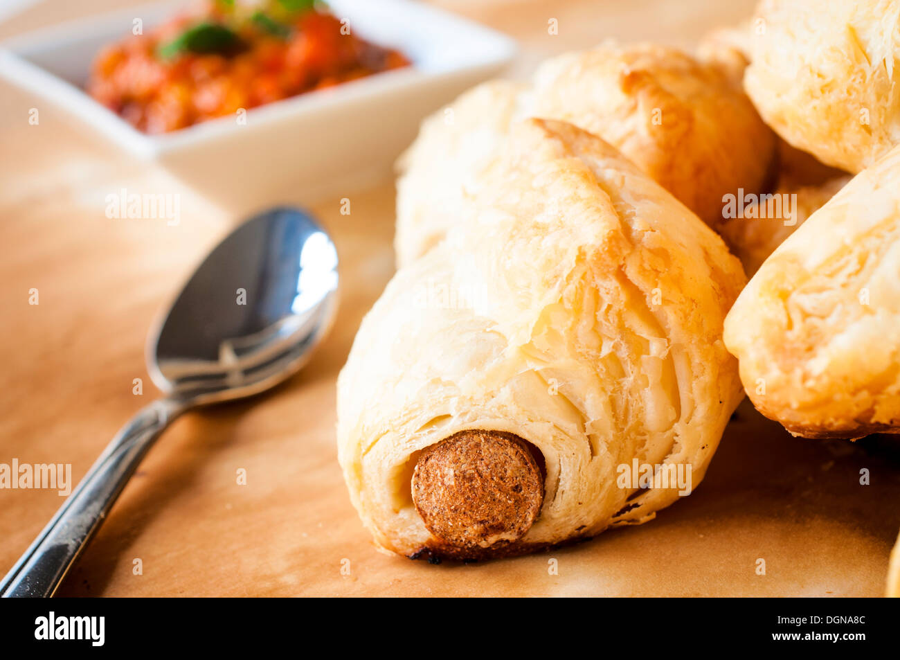 Mini Gebäck, Brötchen mit Wurst. Selektiven Fokus auf den vorderen Wurst-Wurf Stockfoto