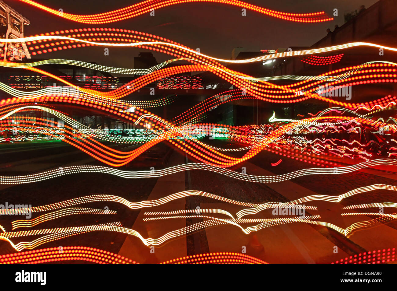 Lichtgeschwindigkeit Ruhr. Leichte Veranstaltung 120 Läufer beleuchtete digitale led-leuchten auf den Kufen zu entsprechen. Kunst-Event von Angus Farquhar Stockfoto