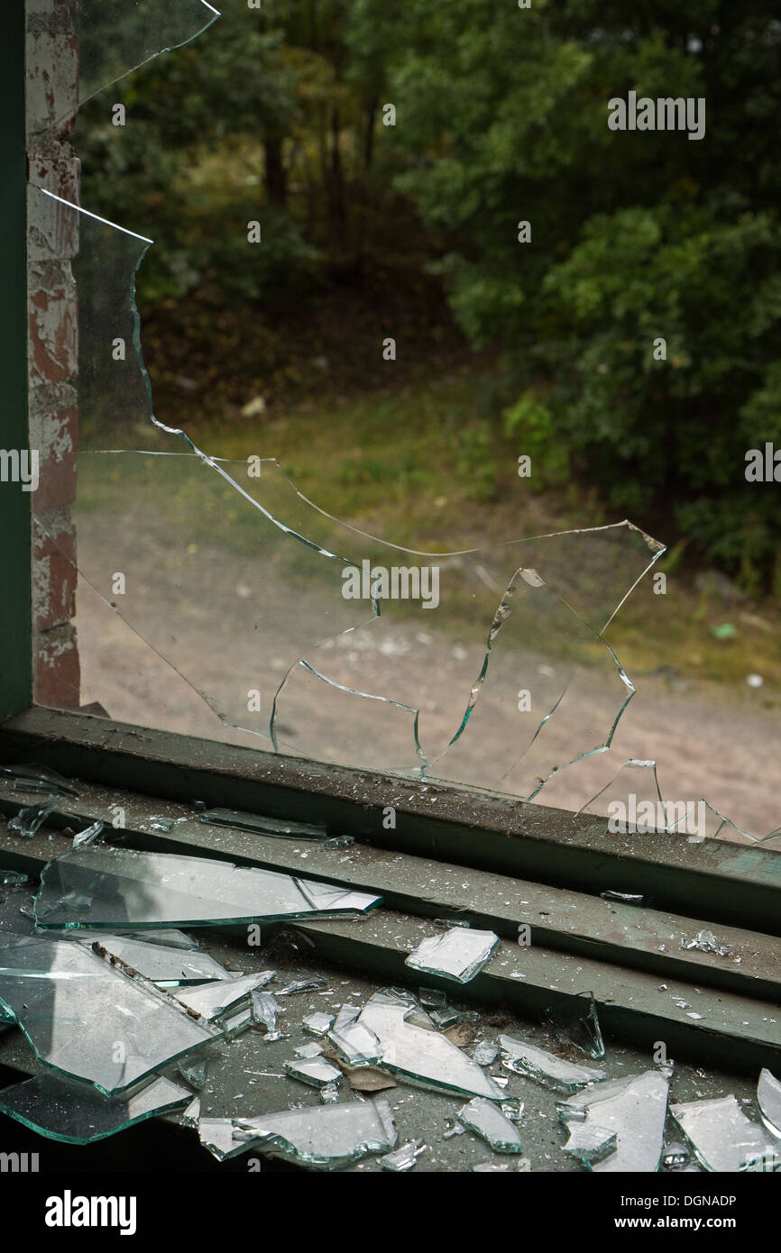 Zerbrochene Fenster und Glasscherben Stockfoto