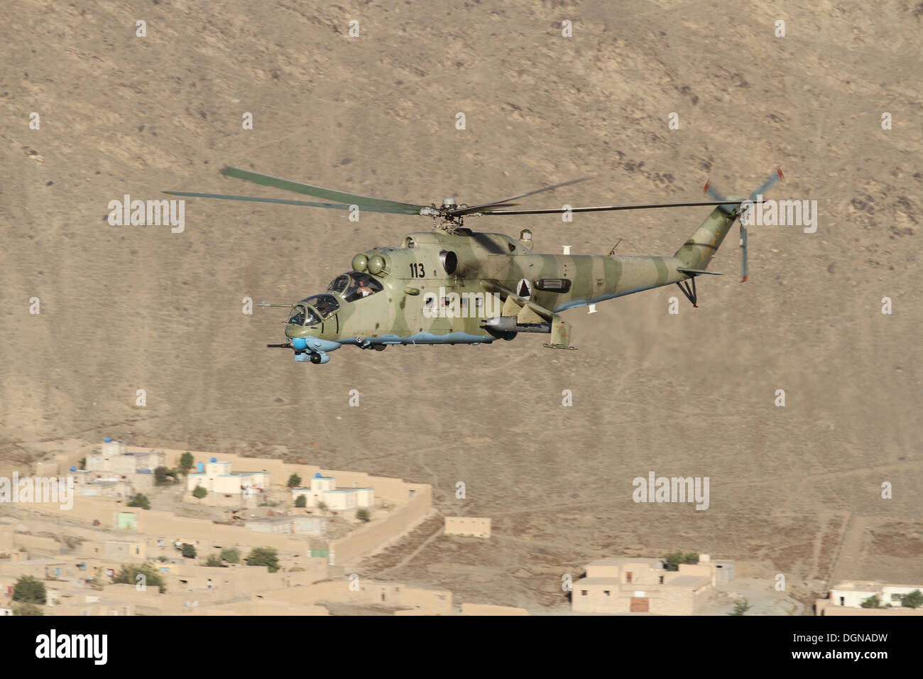 Ein afghanische Luftwaffe Mi-35 Hubschrauber fliegt niedrig über Tangi Wardak, Afghanistan, 11. Oktober 2013, während der Operation Shaheen II, afghanische led Abstand Vorgang in einer der gefährlichsten Gebiete Afghanistans. Die Operation war das erste Mal die AAF welche Stockfoto