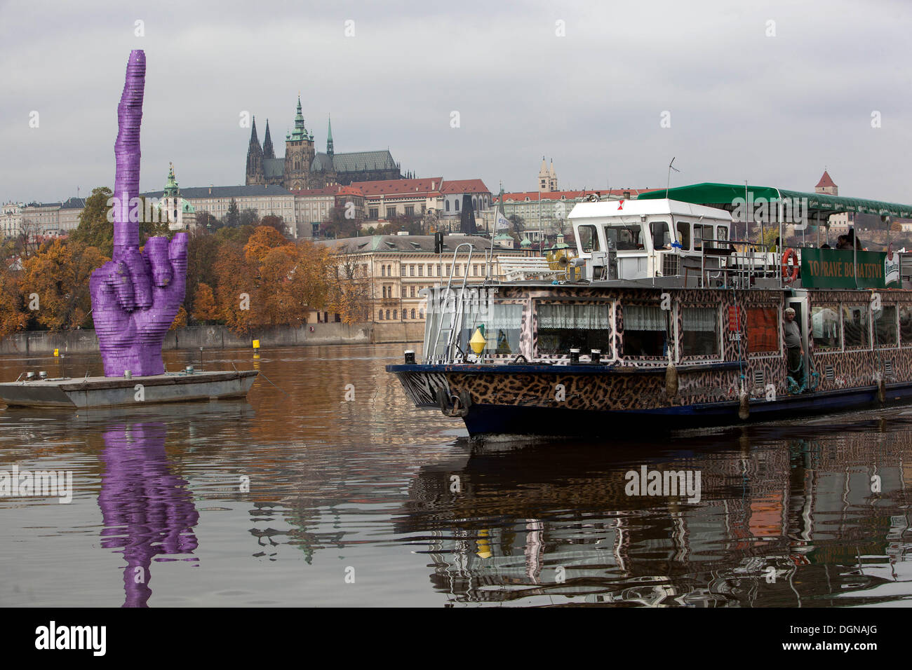 David Cerny erschien auf der Moldau in der Tschechischen Republik Stockfoto