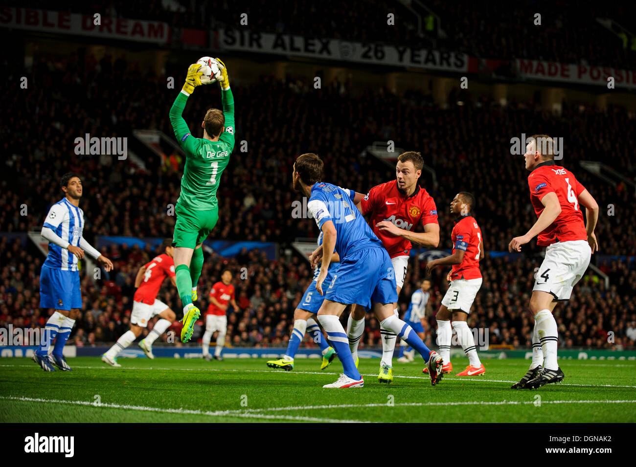 Manchester, UK. 23. Oktober 2013. Man Utd Torhüter David De Gea spart aus einer Ecke als Real Sociedad Verteidiger Mikel Gonzalez und Man Utd Verteidiger Jonny Evans Zusammenstoß in der ersten Hälfte der UEFA-Champions-League-Gruppe A Fußballspiel zwischen Manchester United gegen Real Sociedad im Old Trafford. Bildnachweis: Aktion Plus Sport/Alamy Live-Nachrichten Stockfoto