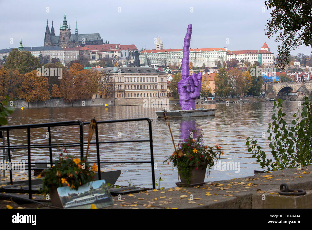 David Cerny erschien auf der Moldau in der Tschechischen Republik Stockfoto