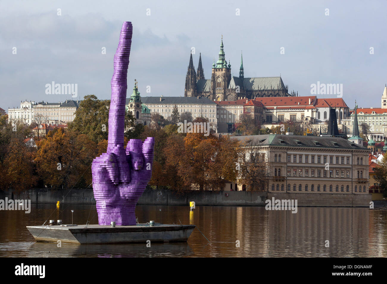 David Cerny erschien Skulptur Statue Mittelfinger auf der Moldau Fluss Prag Tschechische Republik Stockfoto