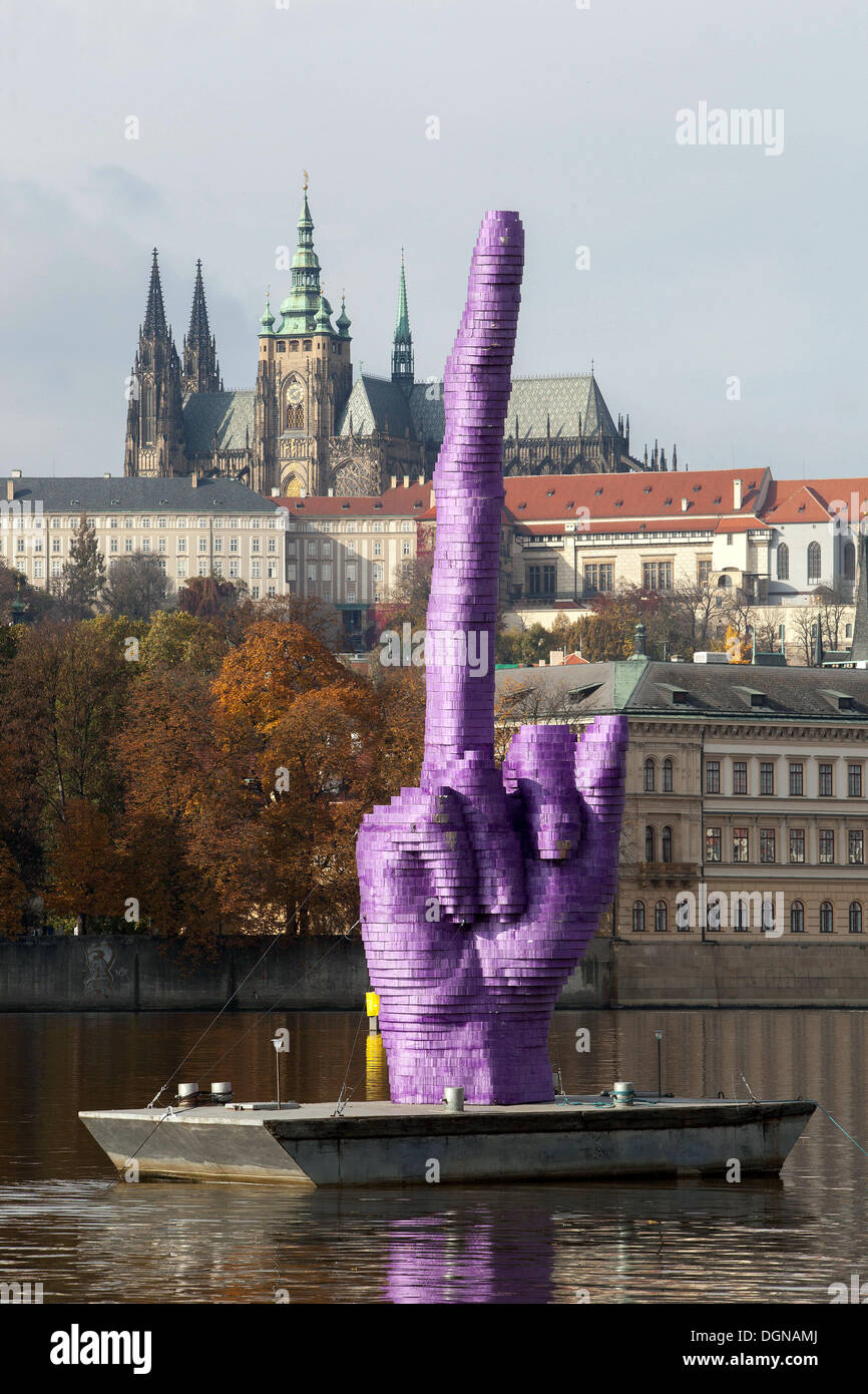 David Cerny erschien Skulptur, Statue Mittelfinger auf der Moldau Prag Tschechische Republik Stockfoto