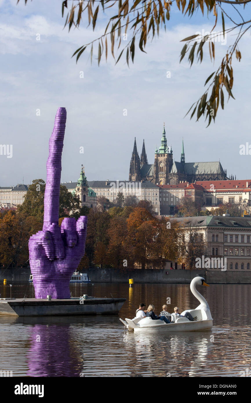 David Cerny erschien auf der Moldau in der Tschechischen Republik Stockfoto