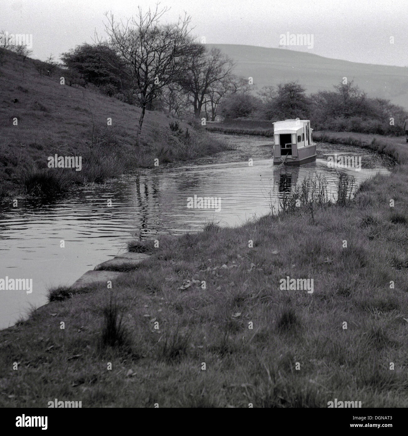 1960er-Jahren, historische, fährt Boot nach unten ein kleiner Fluss, Lake District, England. Stockfoto