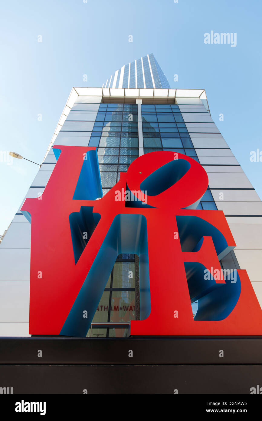 Von Robert Indiana, 99 Bishopsgate, London, England, UK LIEBE. Stockfoto