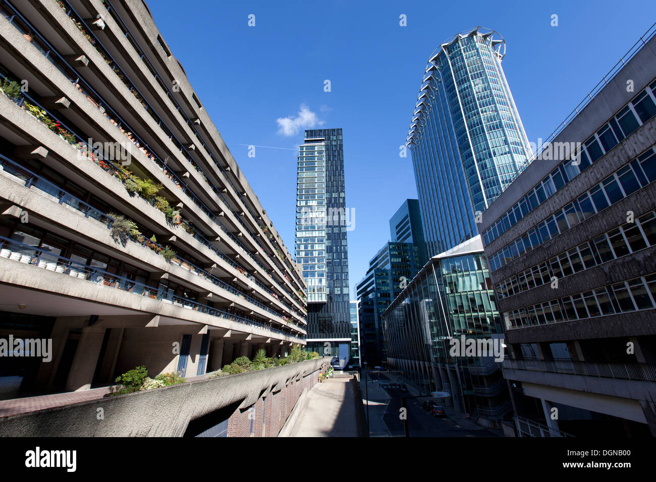Willoughby House (links), Apartment block, Barbican Centre mit der Heron, Moor Lane (Mitte) & CityPoint (rechts), London, UK. Stockfoto