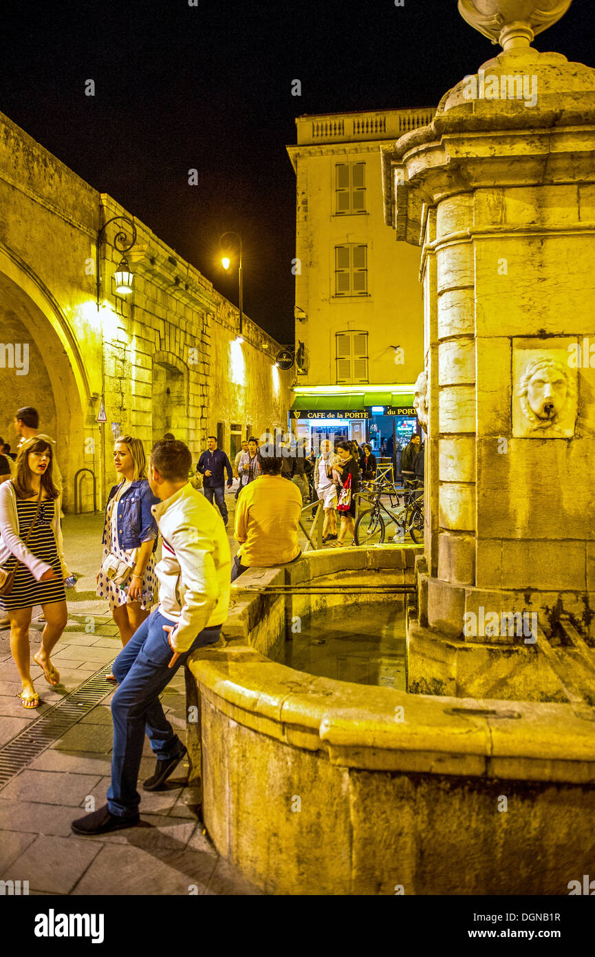 Europa, Frankreich, Alpes-Maritimes, Antibes. Altstadt bei Nacht. Stockfoto