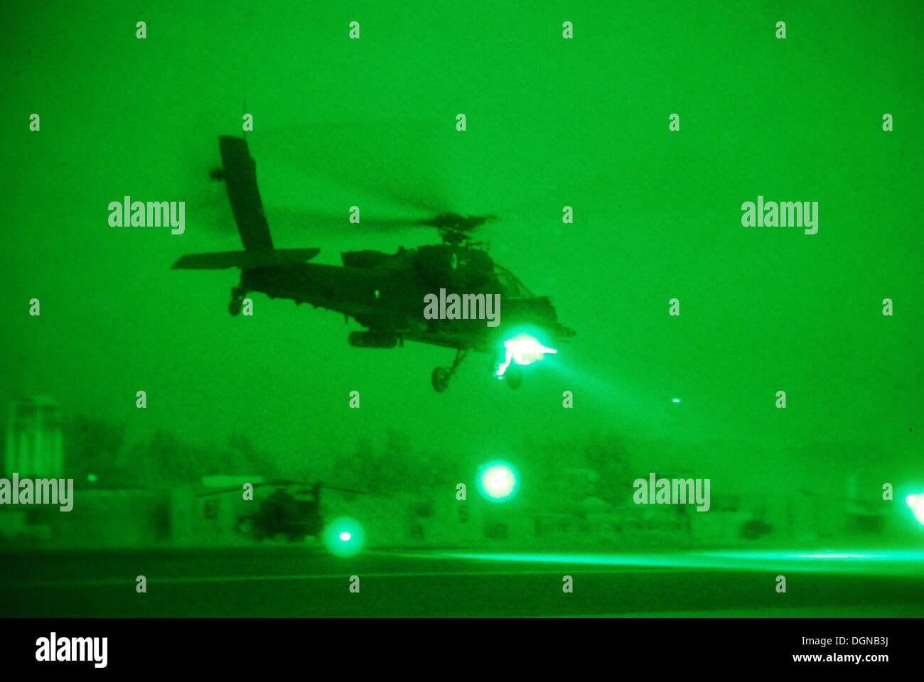 Ein AH-64 Apache Hubschrauber vom 1. Bataillon (Angriff), 10. Combat Aviation Brigade, Task Force Tigershark fährt Forward Operating Base Fenty, Afghanistan, 17 Oktober, eine Sicherheit und Aufklärungsmission durchzuführen. Stockfoto