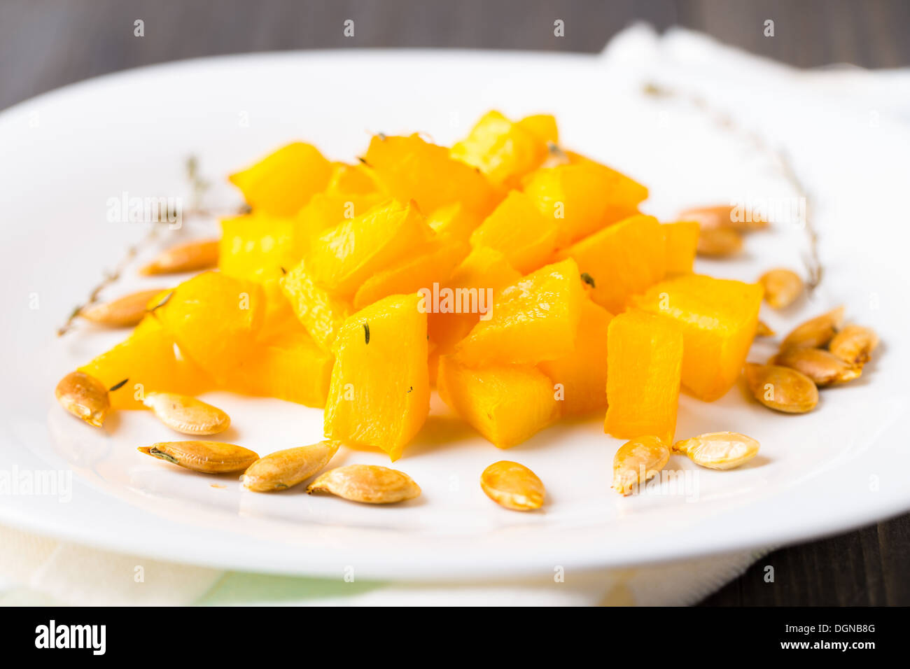 Gebackener Kürbis mit Olivenöl und Thymian Stockfoto