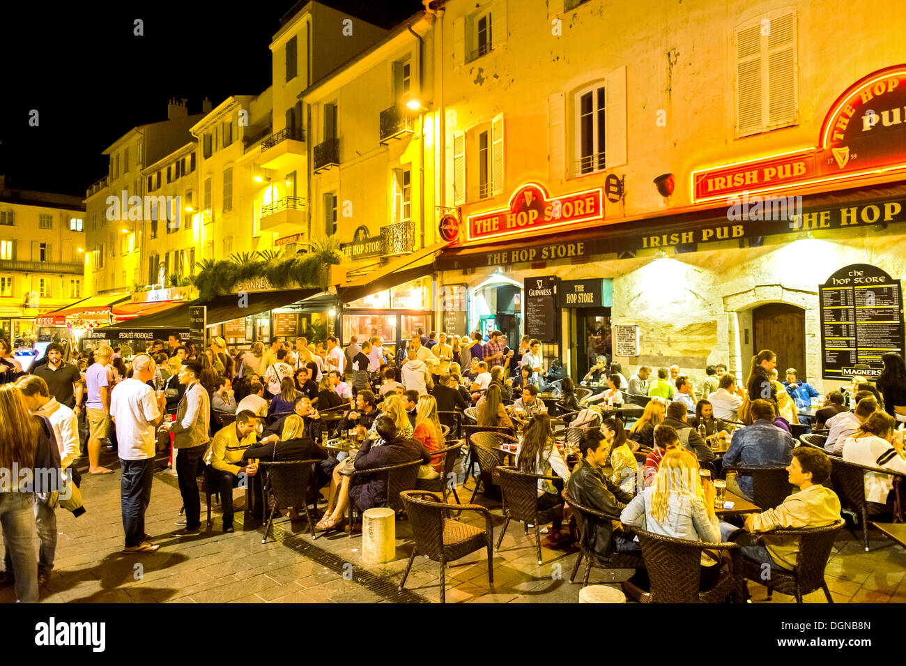 Europa, Frankreich, Alpes-Maritimes, Antibes. Altstadt bei Nacht. Stockfoto