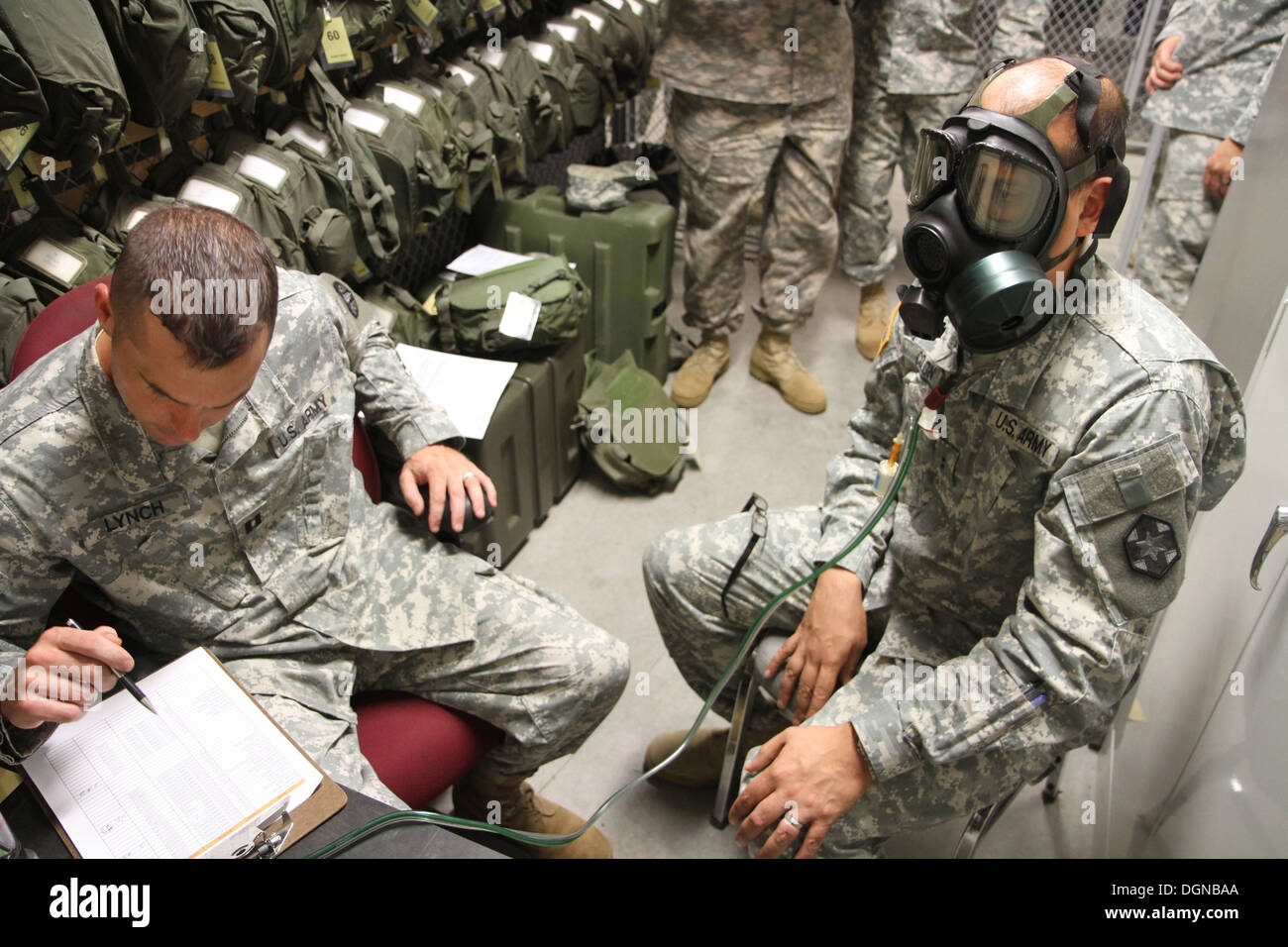 Kapitän Michael Lynch, AMEDD Heeresleitung Professional Management prüft Lesungen gerne in Maske passend zum Chief Warrant Officer 2 Joshua Colon, ein Mitglied der Abteilung 7, 3. Medical Command (Deployment Support) Operational Command Post (vorwärts), Okt. Stockfoto