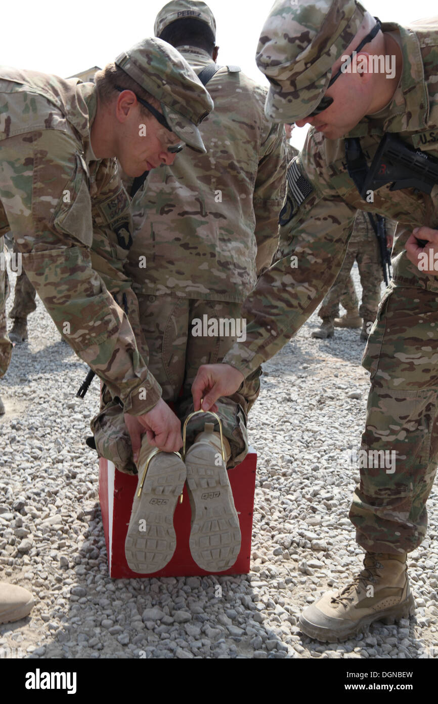 US-Soldaten aus dem 1. Brigade, 61. Kavallerie-Regiment, 101st Airborne Division (Air Assault) als Teil einer Tradition der US-Armee-Kavallerie-Regimenter erhalten goldene Sporen vor dem Ende ihres Einsatzes auf Forward Operating Base (FOB) Clark, Afghanistan, Stockfoto