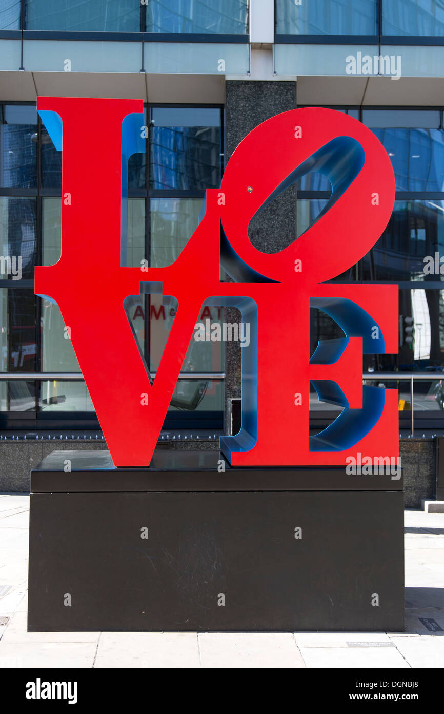 Von Robert Indiana, 99 Bishopsgate, London, England, UK LIEBE. Stockfoto