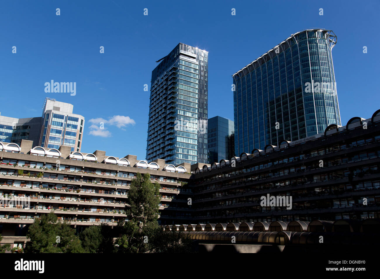 Geschwindigkeit & Brandon House (vorne), Apartment block, Barbican Centre mit der Heron (Mitte) & CityPoint (rechts), London, UK. Stockfoto