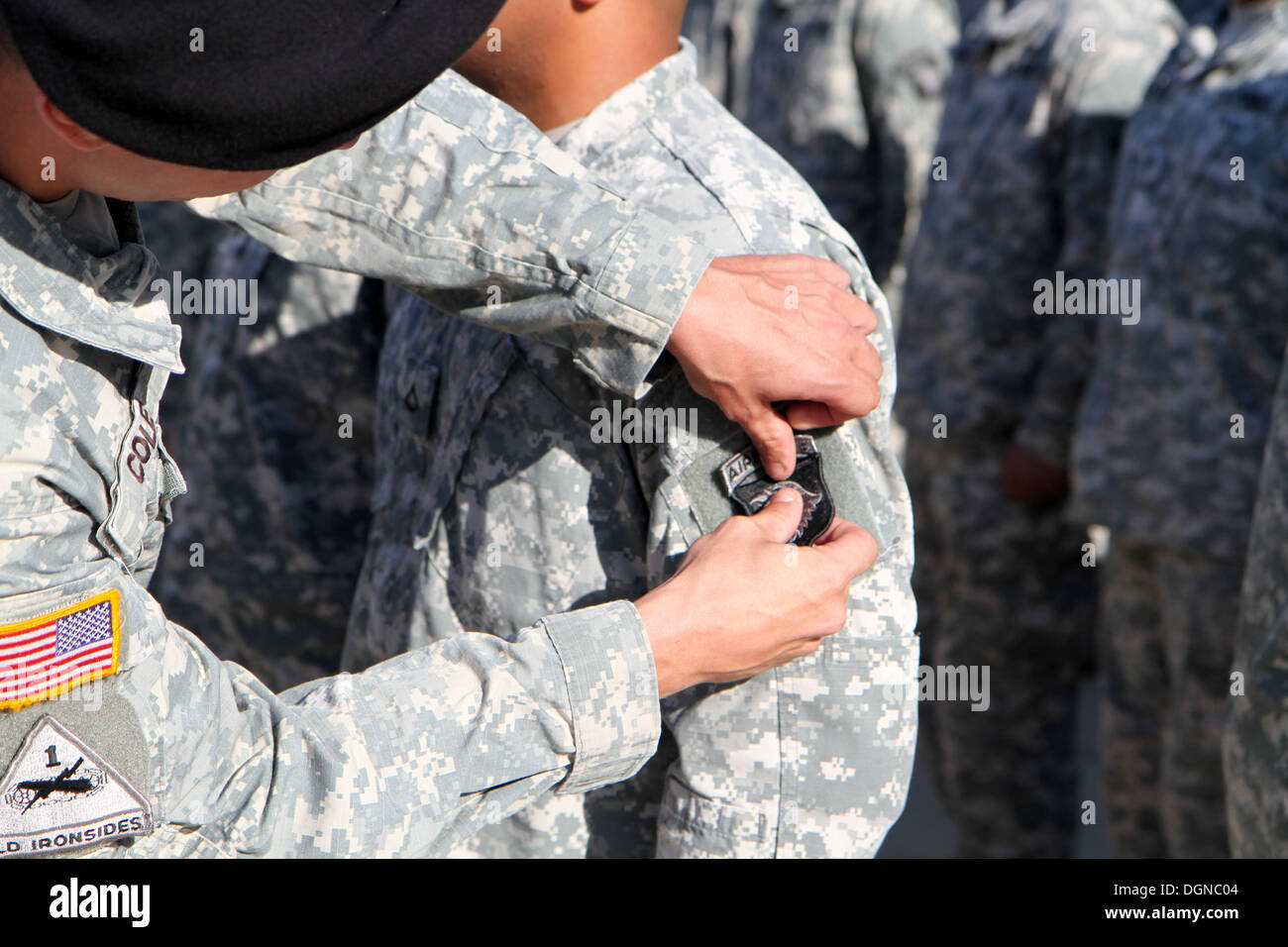 Ein Soldat mit dem 326th Engineer Battalion ist "gepatcht", als seine Einheit einen Patch ändern Zeremonie anlässlich ihrer Einheit Rückkehr in die 1. Brigade Combat Team, 101. US-Luftlandedivision Okt. 18 in ihrem Bataillon Hauptquartier hier hält. Stockfoto