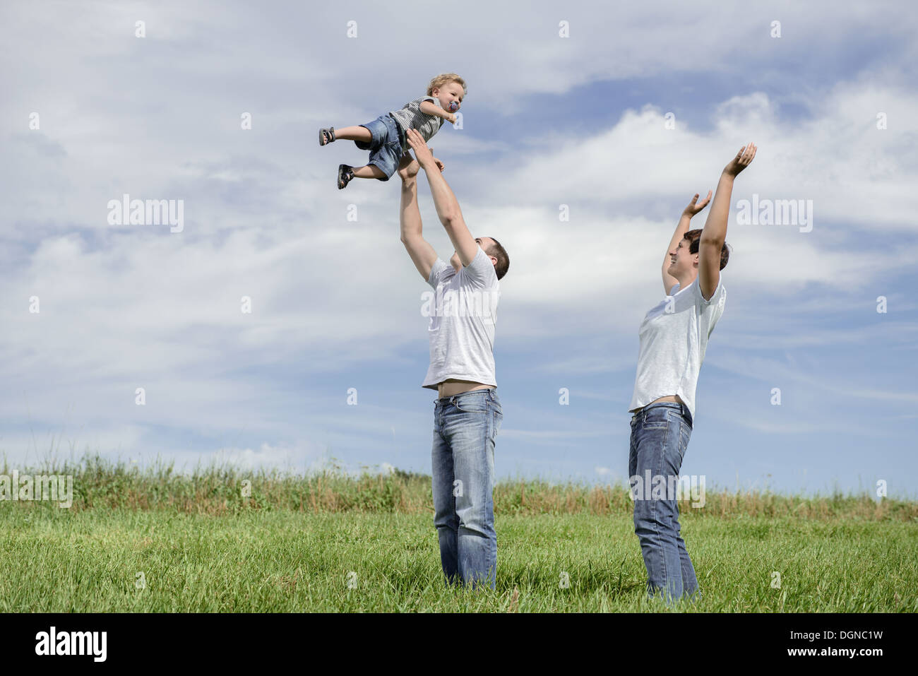Junge Familie aktiven outdoor-Spaß genießen Stockfoto