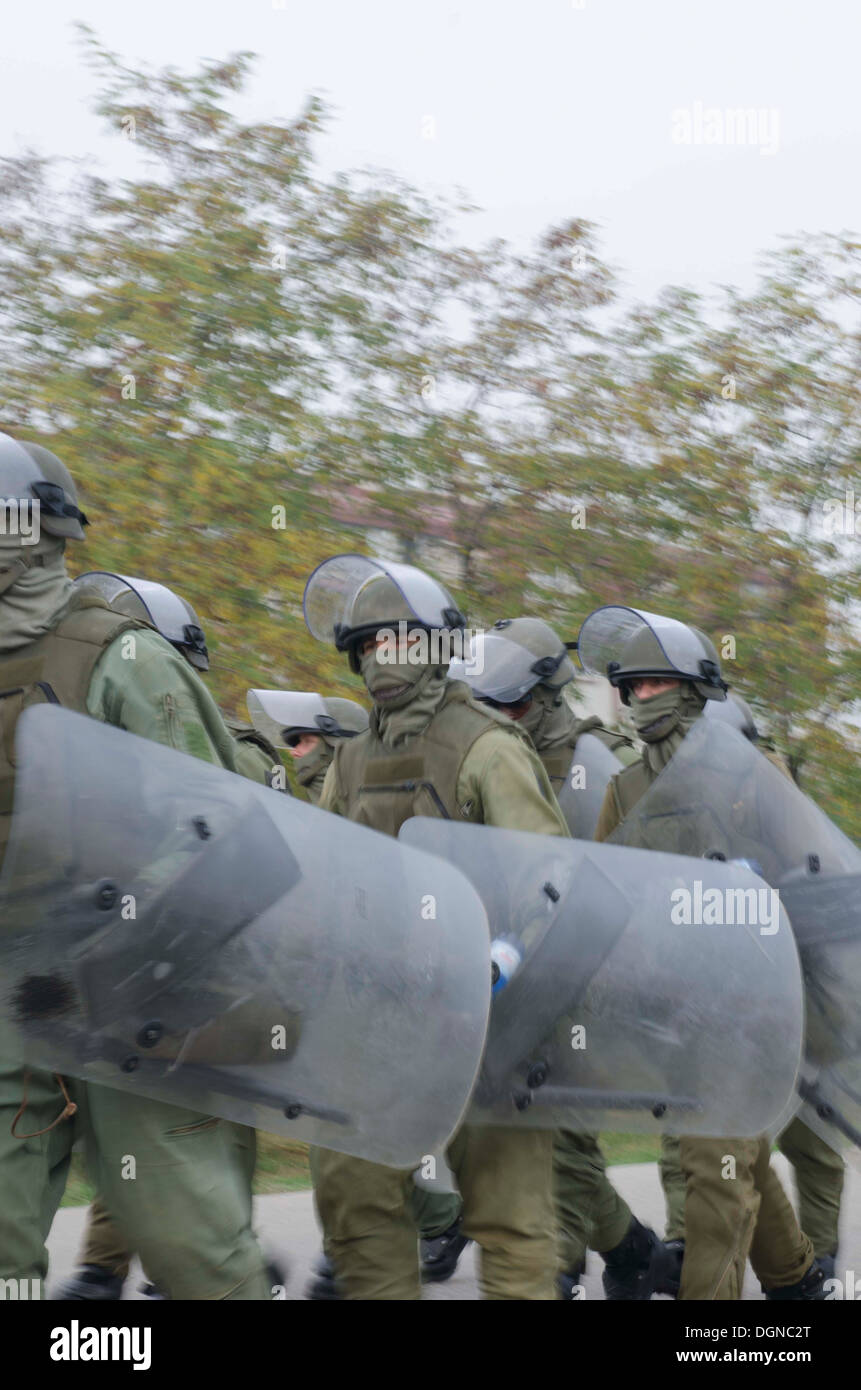 KFOR-Soldaten und Mitglieder der Europäischen Rechtsstaatlichkeitsmission im Kosovo (EULEX) durchgeführt, verschiedene Schulungen Kontrollspuren an Camp Vrelo Okt. 15 als Teil der 3-Tages "Silber Saber" Übung zur Verbesserung der Menge und Steuerfähigkeiten Aufruhr und deve Stockfoto