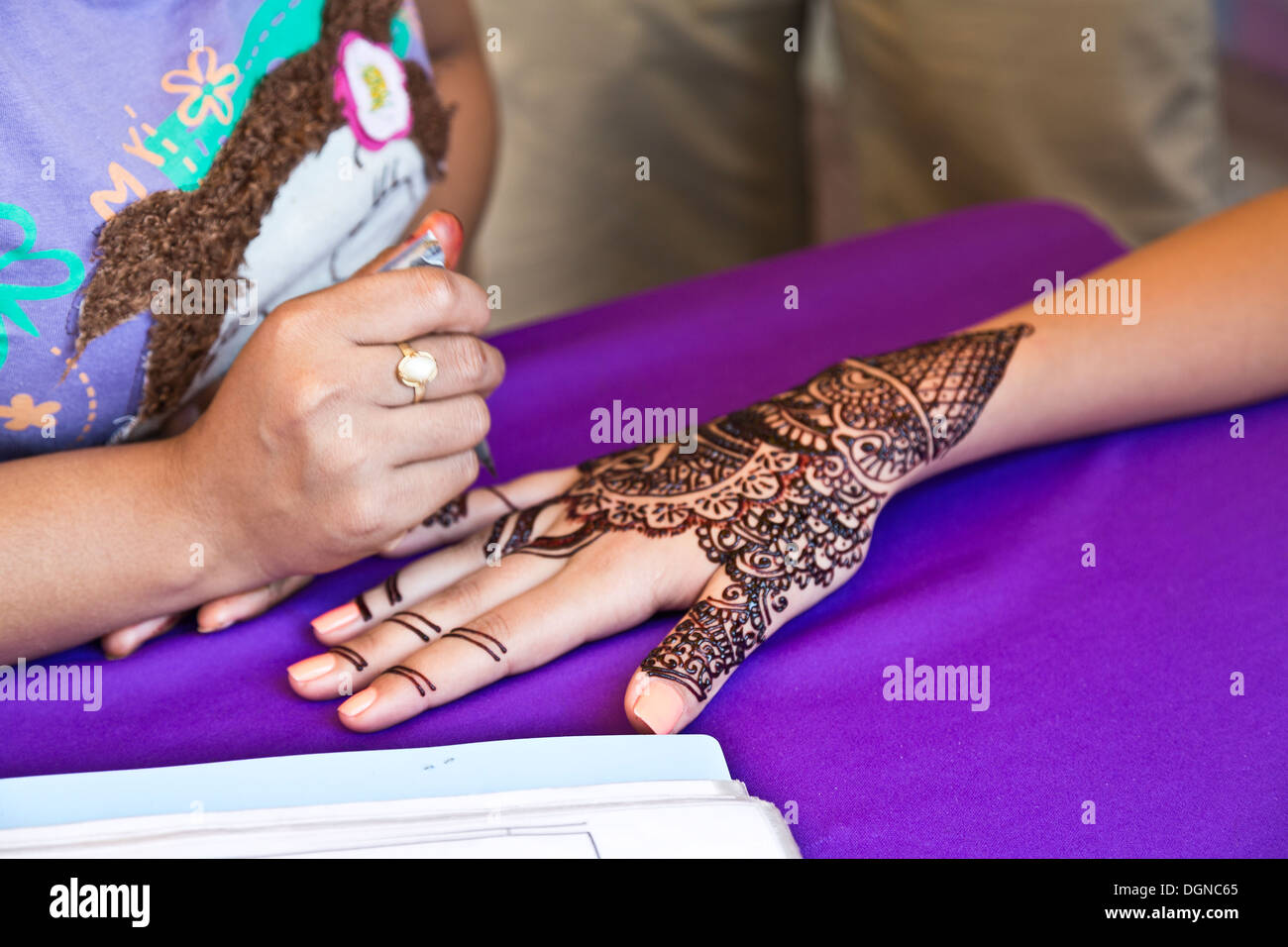 Henna Muster an die Hand einer Frau in Batu Caves, Selangor, Malaysia Stockfoto