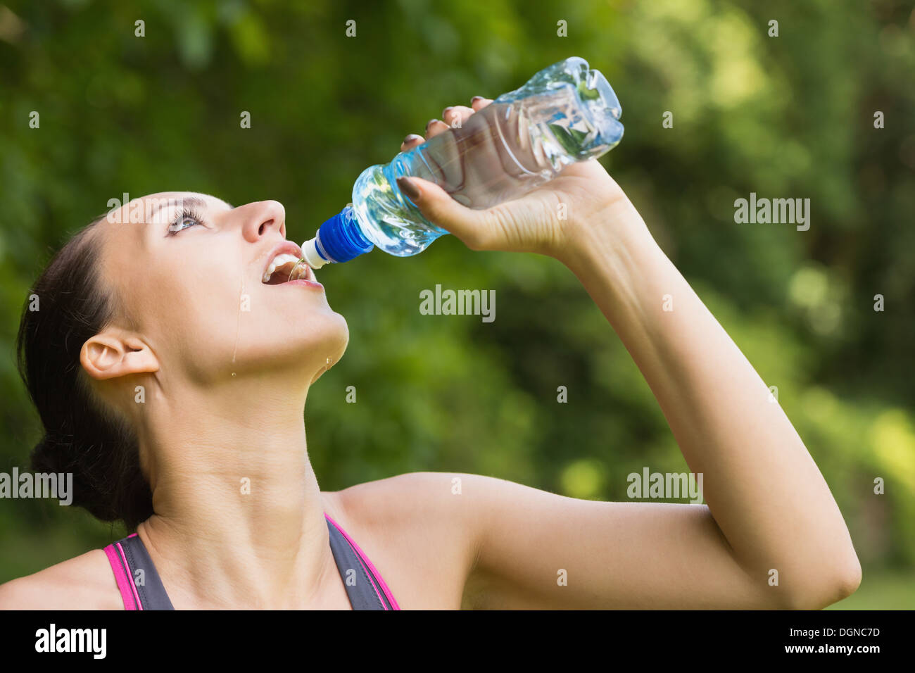 Fit Woman Trinkwasser aus Sport-Flasche Stockfoto