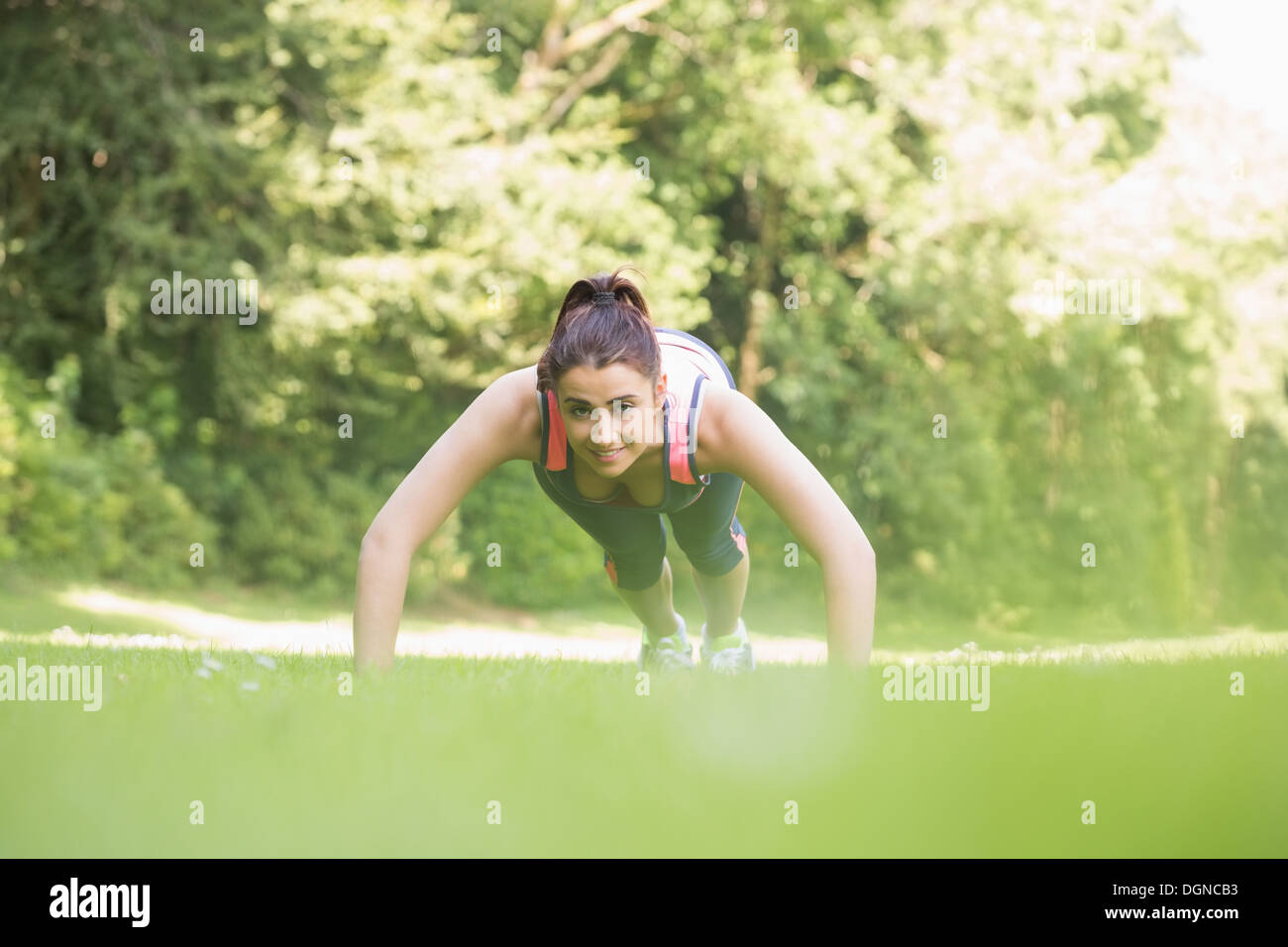 Fit Woman with Planke Position zu tun Stockfoto