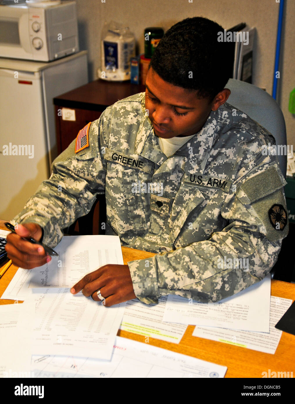 SPC. London Greene, eine Munition Warenwirtschaft und Buchhaltung-Spezialist mit der 13. Sustainment Command (Expeditionary) Stützungsoperationen Munition Abschnitt verarbeitet einige Dokumente in Fort Hood Munition Versorgungsmaterial Punkt Okt. 16. Greene ist Teil des Stockfoto