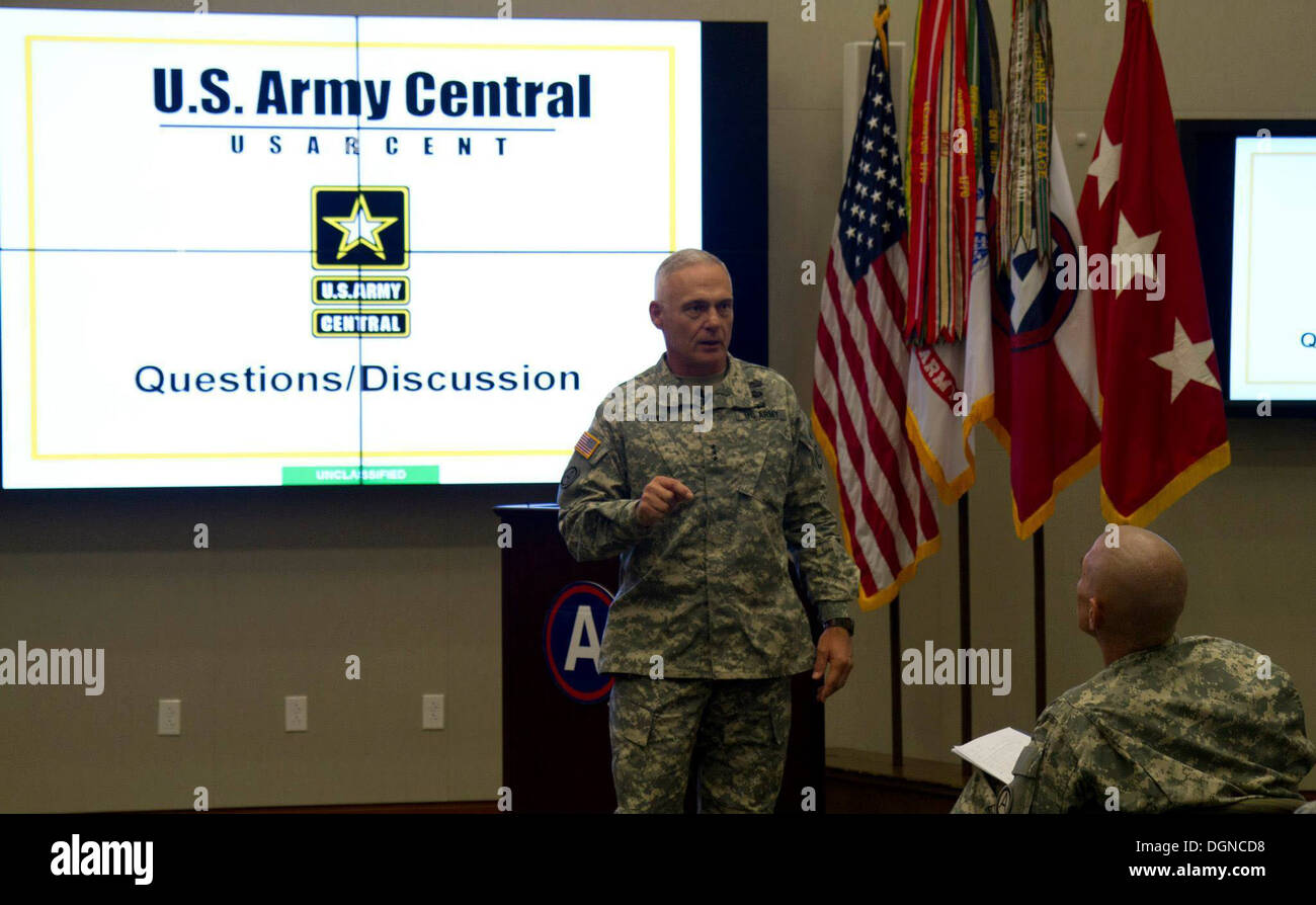 Generalleutnant James L. Terry, US Army Central Kommandant Soldaten auf Shaw Air Force Base, S.C., Slips und vorwärts Soldaten per video Telefonkonferenz über den Stand der ARCENT und die laufenden Veränderungen innerhalb der Armee Okt. 17 eingesetzt. Stockfoto