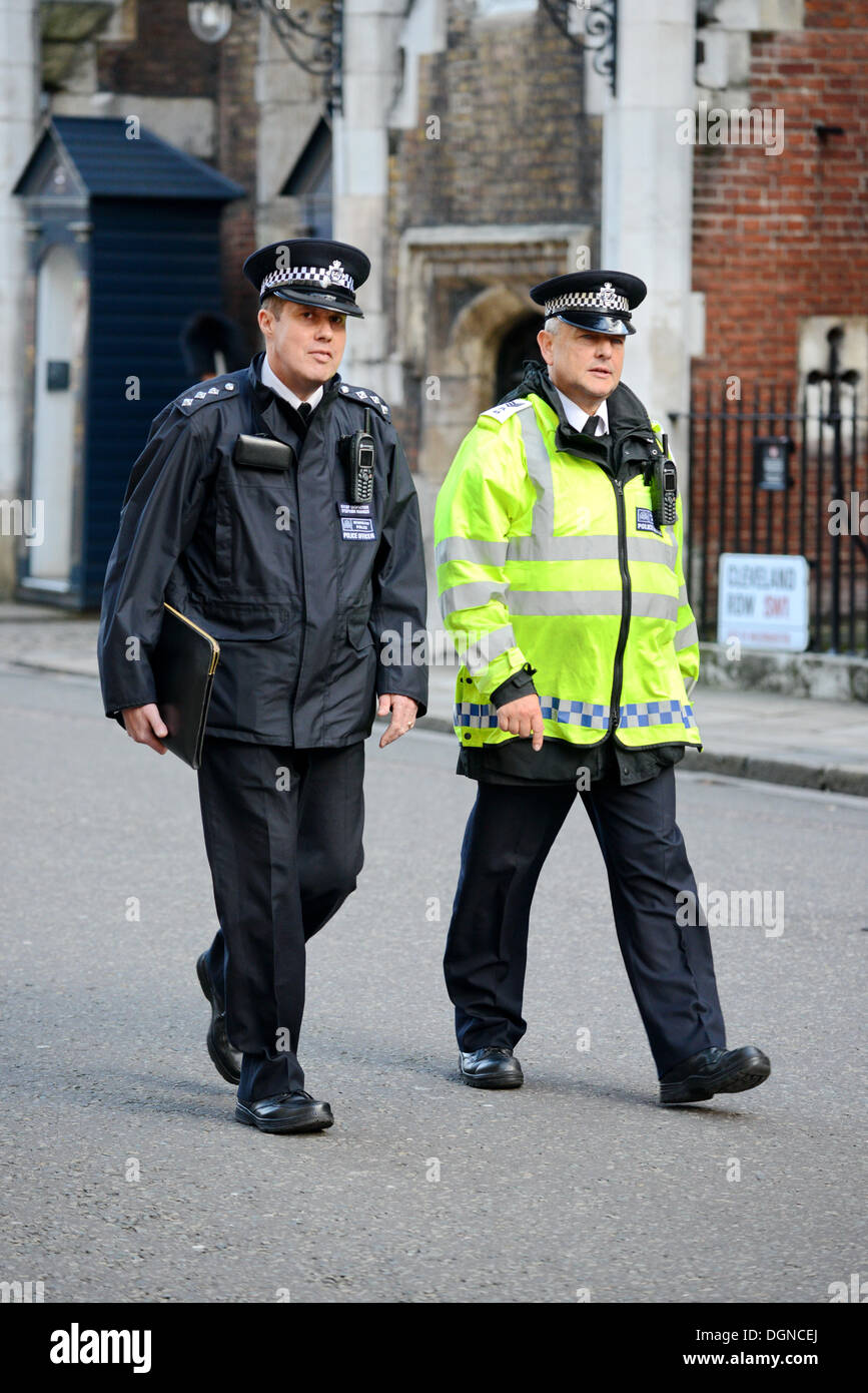 London, UK. 23. Oktober 2013. Royal Fans und Presse warten in den Massen vor den Toren von St. James Palace, da Baby Prince George getauft wird. Bildnachweis: Siehe Li/Alamy Live News Stockfoto