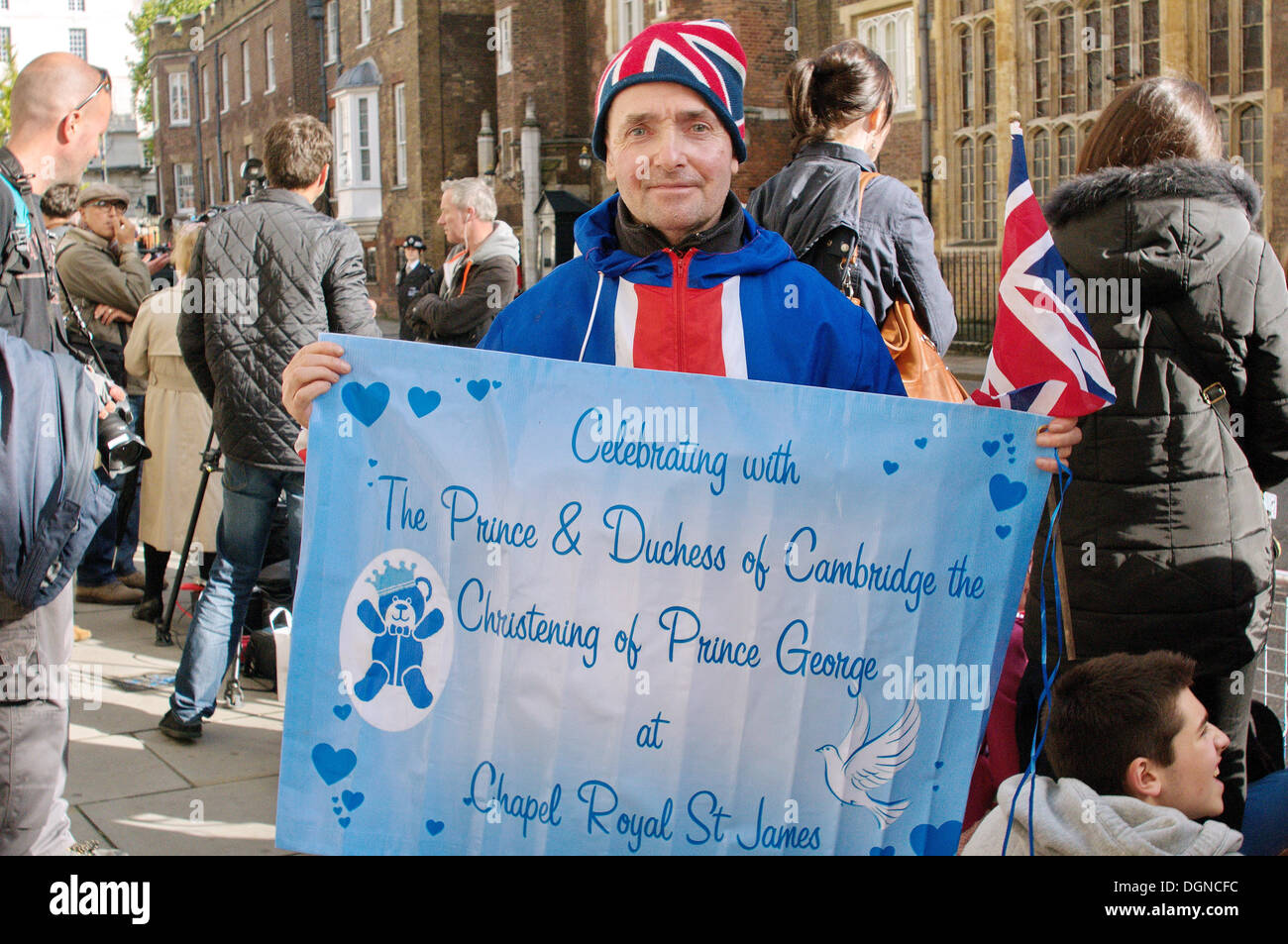 London, UK. 23. Oktober 2013. Royal Fans und Presse warten in den Massen vor den Toren von St. James Palace, da Baby Prince George getauft wird. Bildnachweis: Siehe Li/Alamy Live News Stockfoto