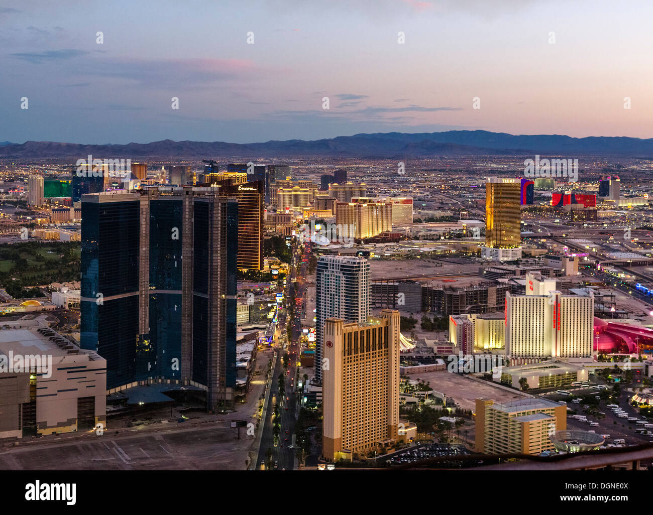 Ansicht des South Las Vegas Boulevard (Strip) in der Abenddämmerung von der Spitze des Stratosphere Tower, Las Vegas, Nevada, USA Stockfoto