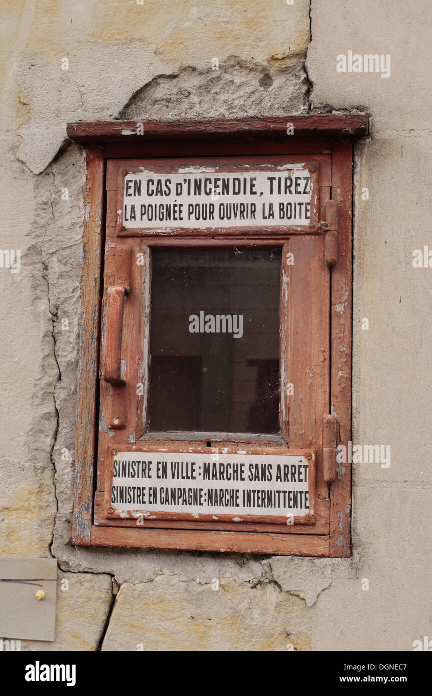 Melden Sie auf Feuer Warneinrichtung montiert an einer Wand in einer französischen Straße. Stockfoto