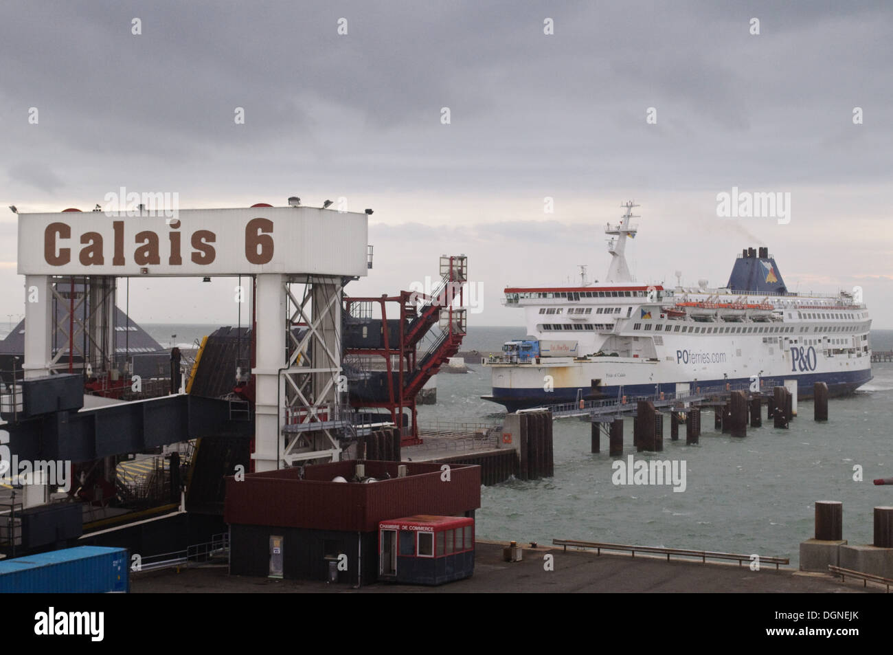 P & O Autofähre Ankunft im Hafen von Calais, Frankreich Stockfoto