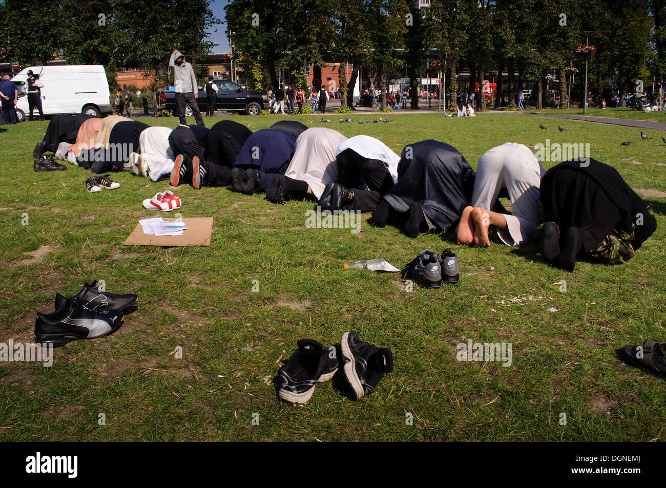 Nach einem Marsch von Muslimen gegen Kreuzzüge (MAC) in Walthamstow, East London zu beten. Stockfoto