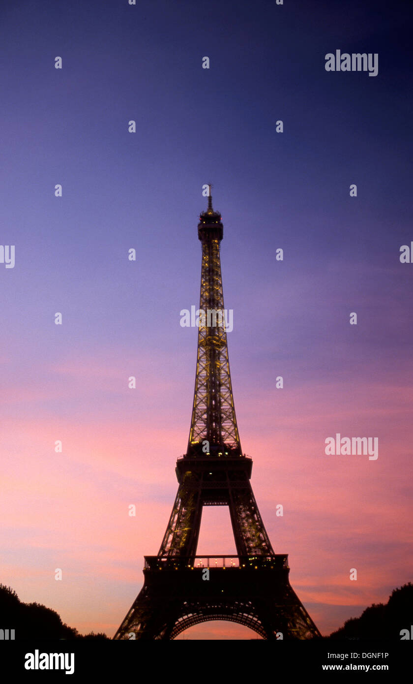 Eiffelturm in Paris in der Abenddämmerung Stockfoto