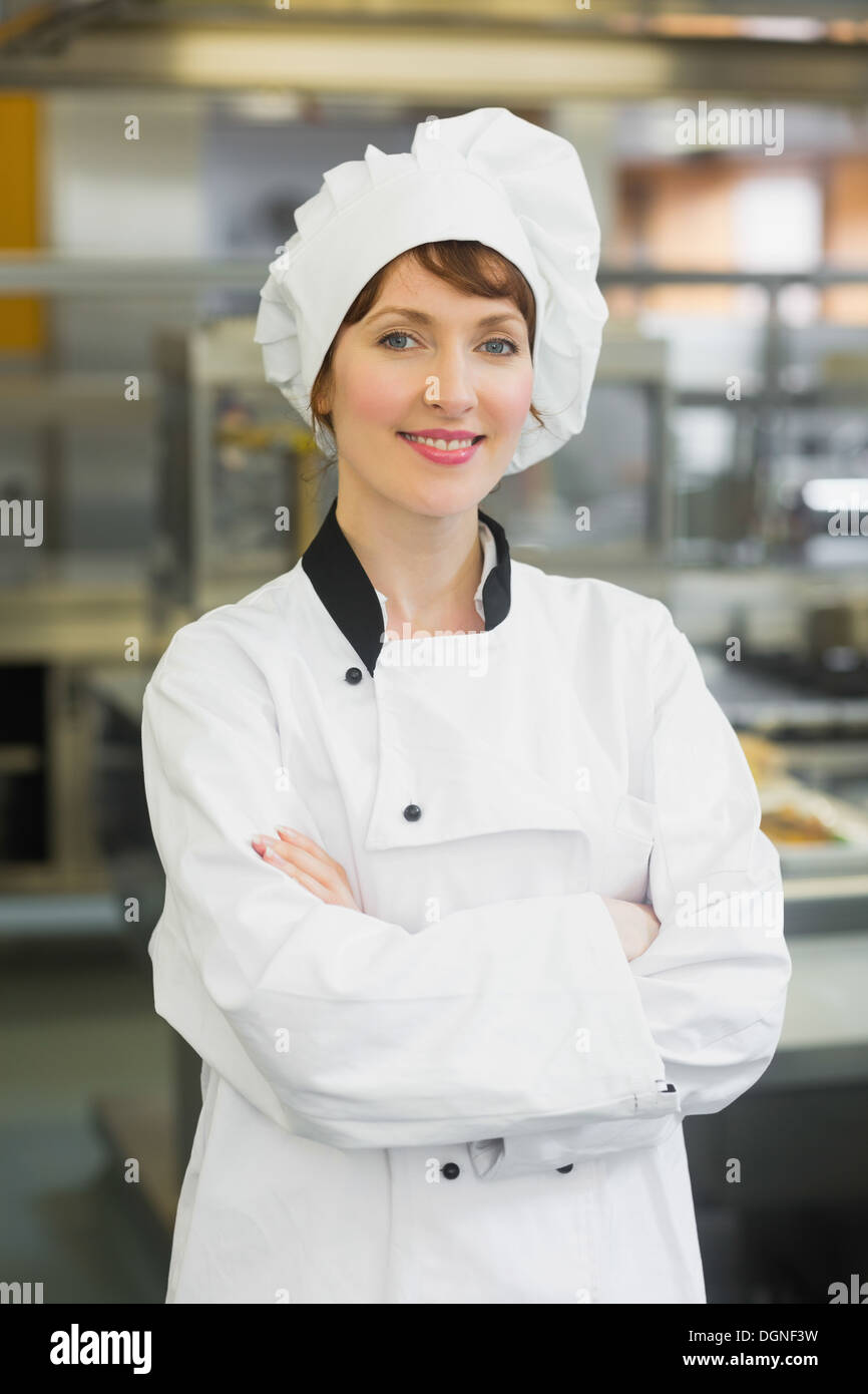 Hübschen weiblichen Chef posiert in einer modernen Küche Stockfoto