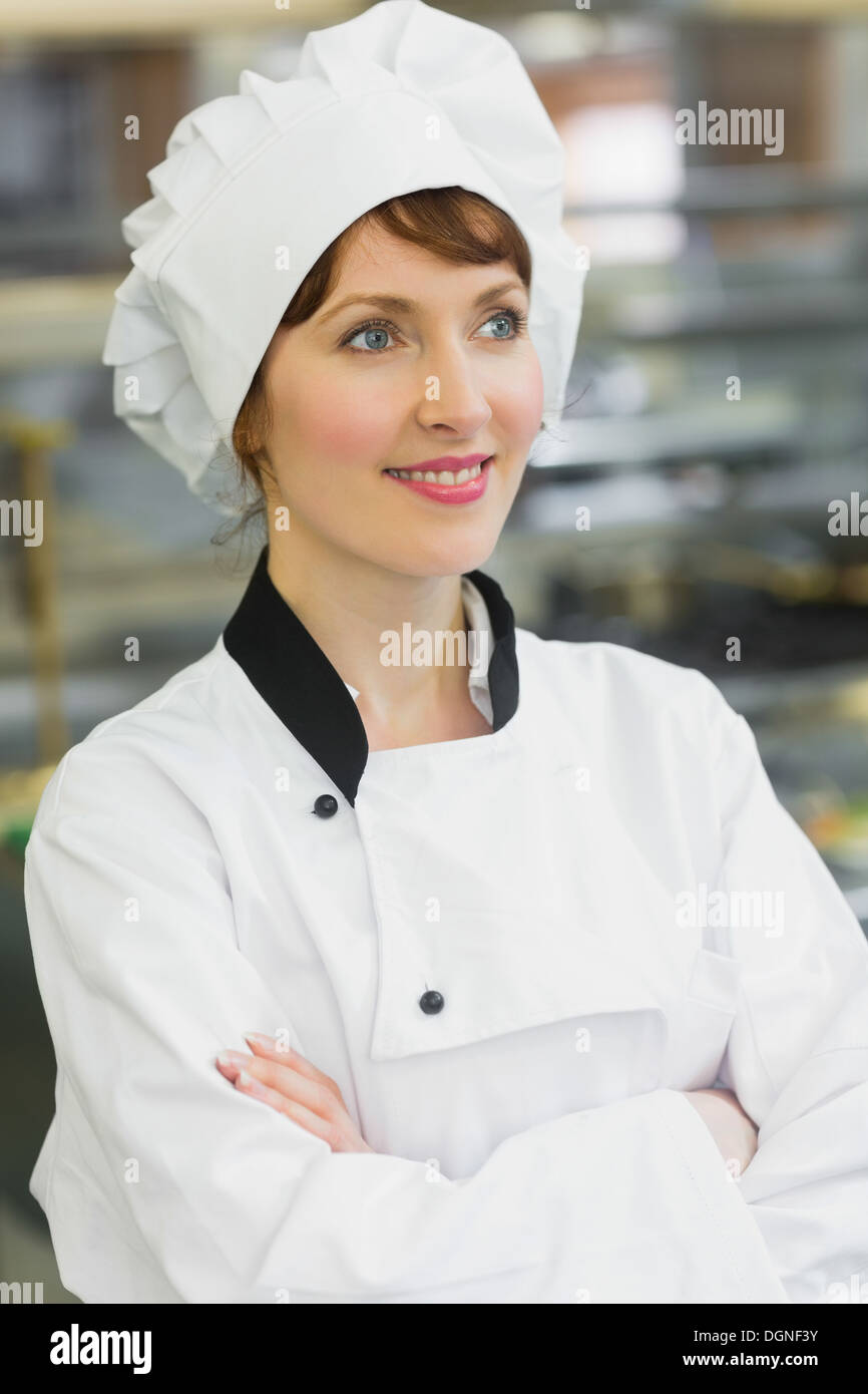 Lächelnden Köchin posiert in der Küche Stockfotografie Alamy