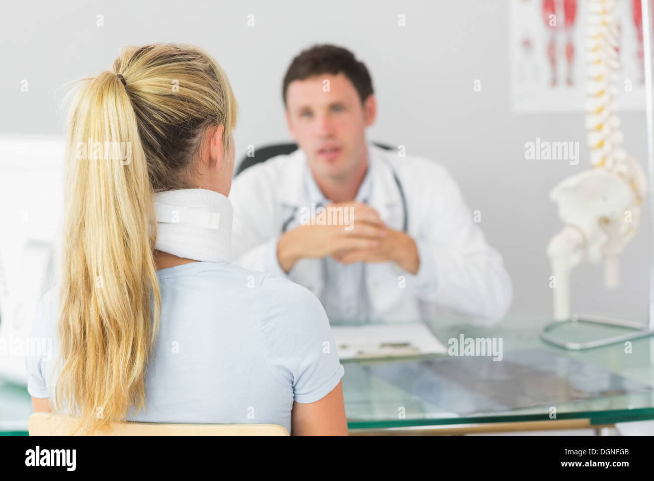 Attraktive Arzt, nachdem Sie einen Termin mit einem Patienten Stockfoto