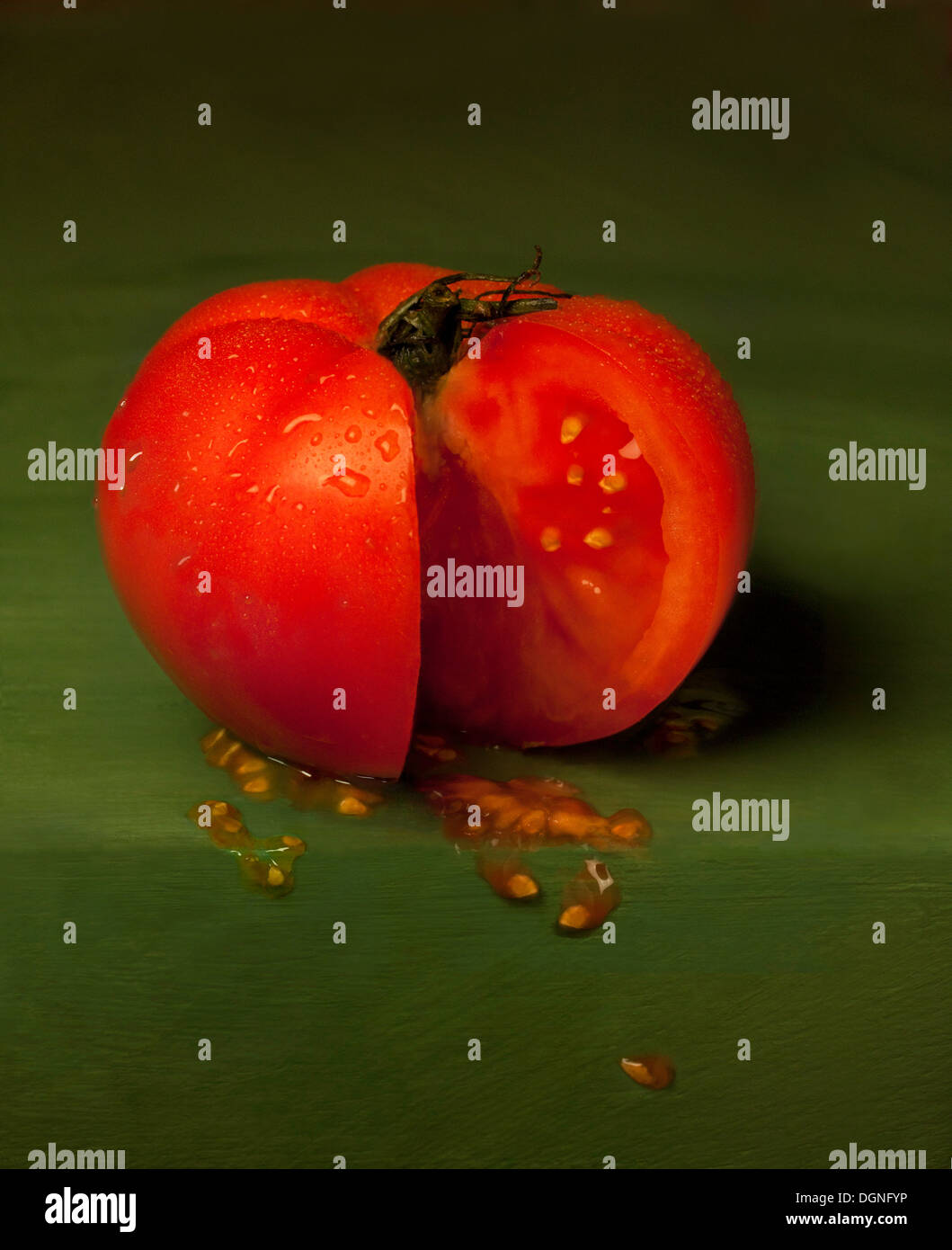 Geschnittene Tomaten auf grünem Hintergrund Stockfoto