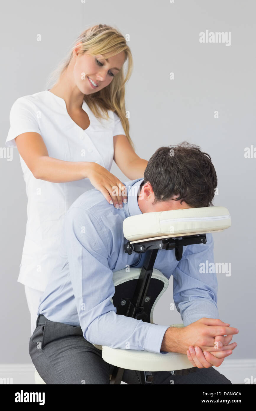 Masseurin, die Behandlung von Kunden Hals bei Massage-Sessel Stockfoto