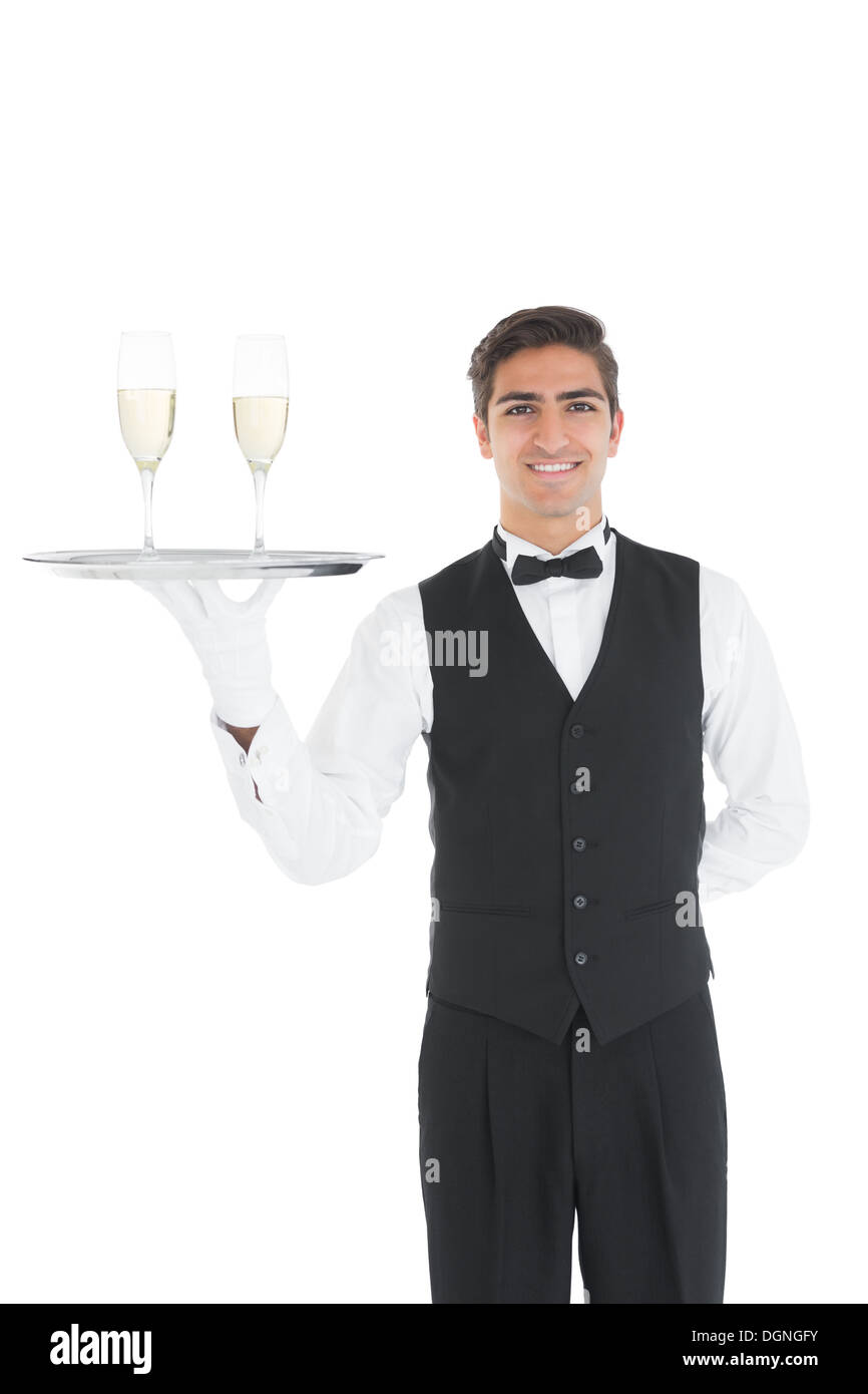 Freundlichen jungen Kellner präsentiert ein Silbertablett Stockfoto
